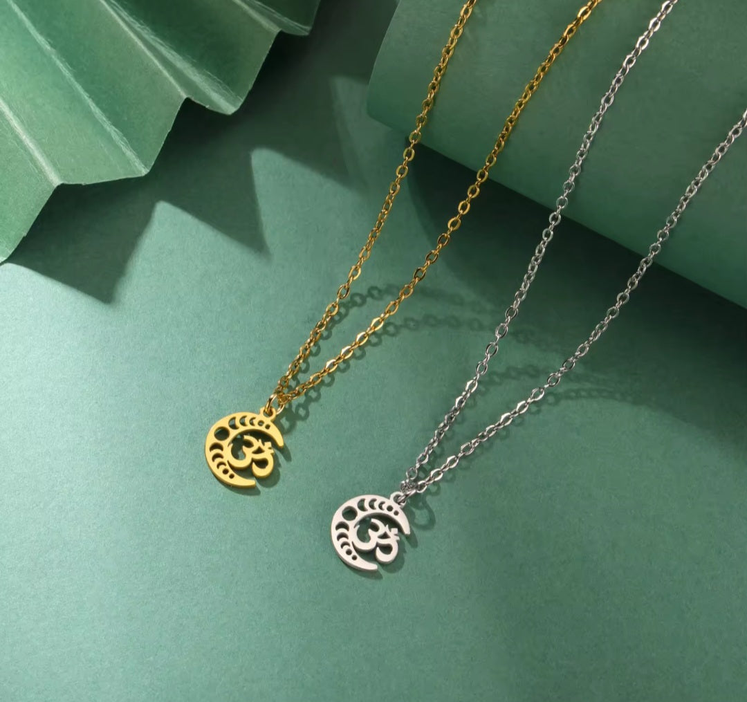 Collier en acier inoxydable avec symbole OM