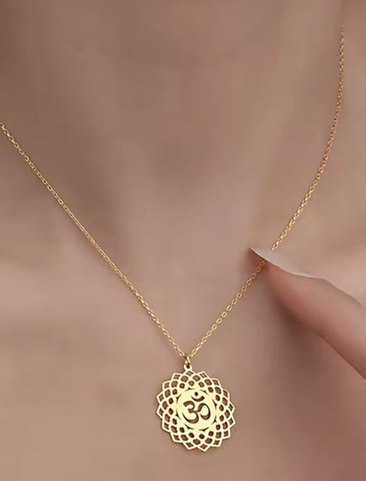 Collier en acier inoxydable avec médaille OM