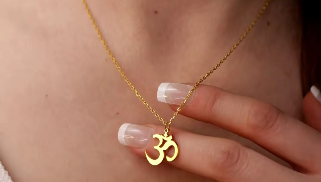 Collier en acier inoxydable avec médaille OM